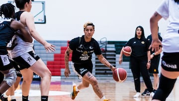 Michelle Pardo (centro) conduce el balón en un partido de Fuerza Regia Femenil.