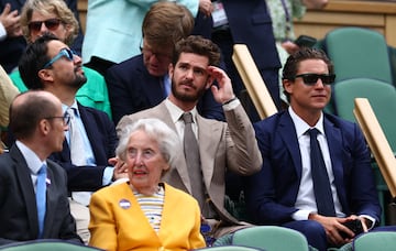 Los actores Lin-Manuel Miranda y Andrew Garfield en el palco real de la pista central del All England Club.