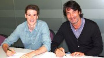 Xabier L&oacute;pez-Arostegui firma su contrato junto a Jordi Villacampa.