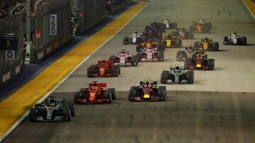 Motor Racing - Formula One - F1 Singapore Grand Prix 2018 - Singapore - September 16, 2018 Mercedes' Lewis Hamilton leads at the start of the race REUTERS/Kim Hong-Ji