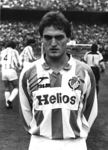 Jugó con el Valladolid la temporada 1987-88.