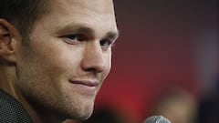 JGM080. HOUSTON (TX, EE.UU.), 30/01/2017.- El mariscal de campo de Patriots Tom Brady ofrece declaraciones hoy, lunes 30 de enero de 2017, durante la inauguraci&oacute;n del Superbowl 2017, en el estadio Minute Maid de Houston, Texas (EE.UU.). EFE/LARRY W. SMITH