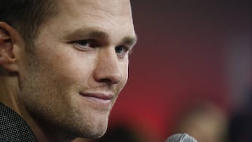 JGM080. HOUSTON (TX, EE.UU.), 30/01/2017.- El mariscal de campo de Patriots Tom Brady ofrece declaraciones hoy, lunes 30 de enero de 2017, durante la inauguraci&oacute;n del Superbowl 2017, en el estadio Minute Maid de Houston, Texas (EE.UU.). EFE/LARRY W. SMITH