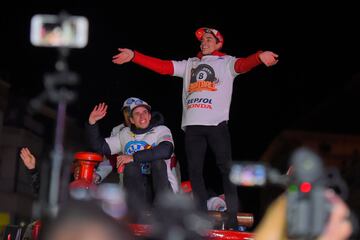 Marc y Álex Márquez, los flamantes campeones del mundo de MotoGP y Moto2 respectivamente, celebran en su Cervera natal sus títulos.