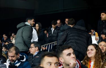 Aficionados del Valencia que se desplazaron a Mestalla abandonan el estadio en el minuto 30 de partido después de ver cómo el Barcelona le hacía cuatro goles.