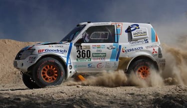 Paseando a la 'princesa del desierto' con su Mitsubishi