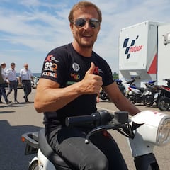 Gibernau: "Te acompaña el silencio pilotando la MotoE"