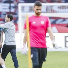 Paseo y concentración en el hotel del equipo de Marcelino