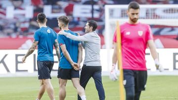 Marcelino con sus hombres en La Cartuja.