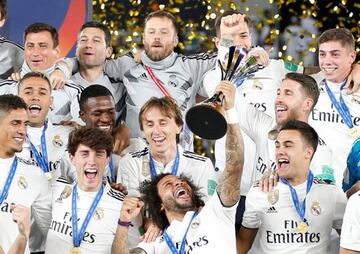 -FOTODELDIA- Players of Real Madrid CF celebrate with the trophy of FIFA Club World Cup 2018 after winning the final match between Real Madrid CF and Al Ain FC in Abu Dhabi, United Arab Emirates, 22 December 2018. EFE/ALI HAIDER