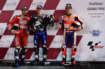 Maverick Viñales entre Andrea Dovizioso y Marc Márquez.