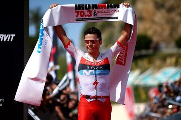 Javier Gómez Noya celebrando la victoria en el Ironman 70.3 de Barcelona.