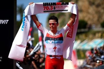 Javier G¨®mez Noya celebrando la victoria en el Ironman 70.3 de Barcelona.