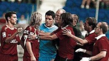 <b>PUÑETAZOS EN EL VESTUARIO.</b> La tensión vivida en el terreno de juego se trasladó al túnel de vestuarios. Capel y el meta villarrealense Vieira se encararon, tras ser expulsados, en la caseta y llegaron a las manos, aunque la cosa no pasó a mayores. Después, los jugadores intentaron quitar hierro al feo espectáculo dado.