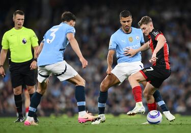 Rodri, vuelve a jugar un partido oficial ocho meses después de romperse el cruzado. En la imagen con David Brooks.