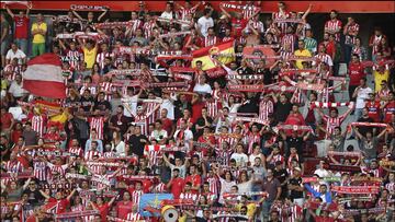 Los seguidores del Sporting durante el partido ante el Athletic.