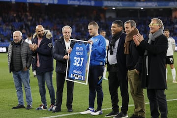 Bergantiños recibiendo el homenaje de Riazor al entrar en el Top-10 histórico del Deportivo.