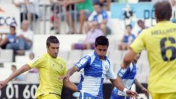 <b>LUCHADOR. </b>Ulíses Dávila conduce un balón ante la incesante presión de Cani durante el encuentro de ayer.