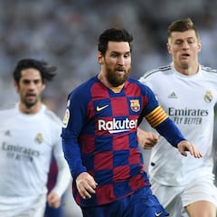 Messi se aleja del área