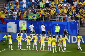 Los jugadores colombianos celebran el gol de Yerry Mina.