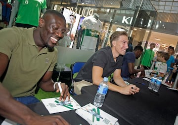 Bambo Diaby y David Affengruber, en la firma de autógrafos con la afición. 