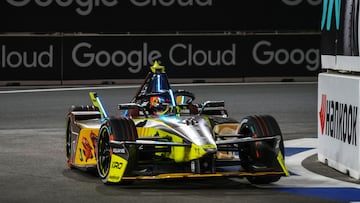 Pepe Martí, con el Cupra Kiro en Yeda.