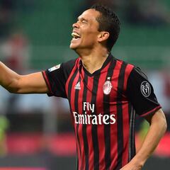 El Milán entra en zona europea con un doblete de Bacca