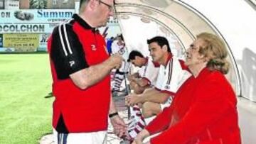 <b>EN SINTONÍA. </b>Pepe Mel y Teresa Rivero conversan en el estadio vallecano.