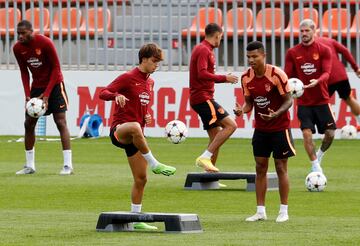 João Félix y Reinildo durante el entrenamiento de hoy. 
