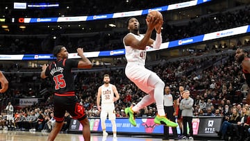 Donovan Mitchell, escolta de Cleveland Cavaliers, se lanza a anotar ante Chicago Bulls.