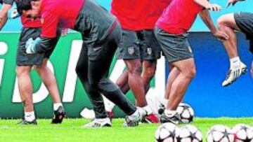 <b>BUEN ROLLO. </b>Reyes, Asenjo, Sinama, Juanito, Agüero y Maxi bromean durante el entrenamiento del Atlético en el Calderón, ayer por la tarde. Como casi siempre, Kun inició las bromas.