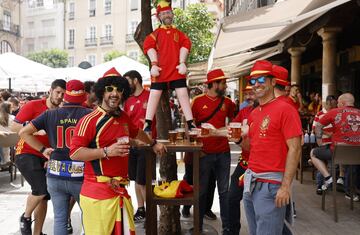 Ambiente de fiesta entre los seguidores de España y Polonia