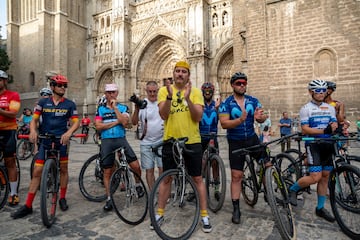 Un grupo de ciclistas aplaude a la llegada del féretro con los restos de Federico Martín Bahamontes.