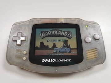 El primer modelo de Game Boy Advance seguía sin tener una pantalla retroiluminada, por lo que sus juegos seguían utilizando generalmente colores poco saturados