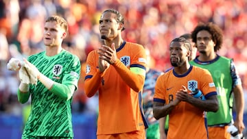 Berlin (), 25/06/2024.- Captain Virgil van Dijk of the Netherlands and teammates applaud fans after the UEFA EURO 2024 group D match between Netherlands and Austria, in Berlin, , 25 June 2024. Netherlands lost 2-3. (Alemania, Países Bajos; Holanda) EFE/EPA/ABEDIN TAHERKENAREH