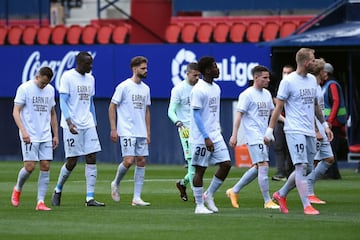 Los jugadores del Valencia saltaron al terreno de juego antes del partido contra el Osasuna, con camisetas contra la Superliga