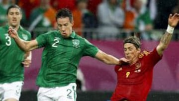 El delantero de la selección española Fernando Torres lucha por el control del balón con los irlandeses Sean St Ledger y Stephen Ward durante el partido de la primera fase de la Eurocopa 2012, grupo C, España vs Irlanda, en Gdansk, Polonia.