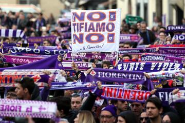 Miles de personas, seguidores y representantes políticos y del mundo del fútbol dieron hoy su último adiós a Astori.