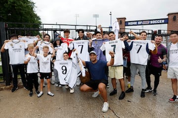 Aficionados del Real Madrid en la puerta de las instalaciones de la Universidad de Illinois en Chicago.