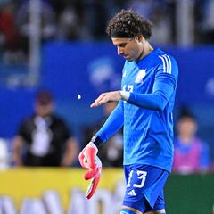 Guillermo Ochoa concluye el 2023 sin jugar por lesión