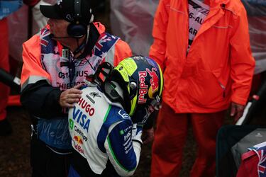 Isack Hadjar parece abatido tras sufrir un accidente durante la vuelta de formación antes de la carrera.