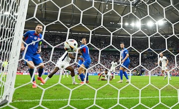 En el minuto 94, el futbolista del Real Madrid se saca un chilena de la manga para empatar el encuentro en la última jugada para forzar la prórroga y evitar un nuevo desastre en octavos de final  para Inglaterra.