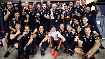 ABU DHABI, UNITED ARAB EMIRATES - NOVEMBER 25: Third placed Max Verstappen of Netherlands and Red Bull Racing celebrates with his team after the Abu Dhabi Formula One Grand Prix at Yas Marina Circuit on November 25, 2018 in Abu Dhabi, United Arab Emirates. (Photo by Mark Thompson/Getty Images)