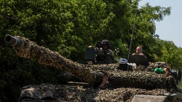Ukrainian servicemen ride in a tank near a frontline, amid Russia's attack on Ukraine, in Donetsk region, Ukraine June 19, 2023. REUTERS/Oleksandr Ratushniak