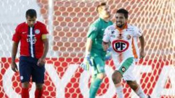 El jugador de Cobresal Lino Maldonado (d) celebra su gol frente Cerro Porteño