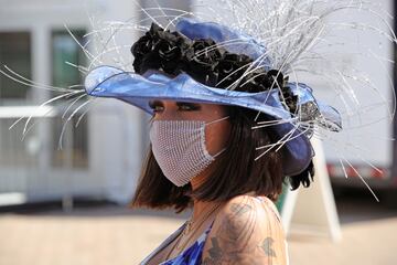 Aficionados a la hípica en el Churchill Downs de Kentucky durante la Kentucky Oaks.