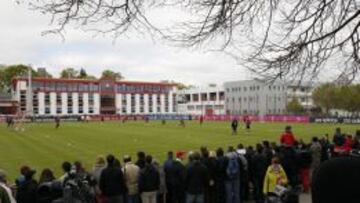 EUFORIA EN LA AFICIÓN. Más de 1.000 personas acudieron a la Ciudad Deportiva de Säbener Strasse el pasado domingo para apoyar al Bayern de cara al miércoles.