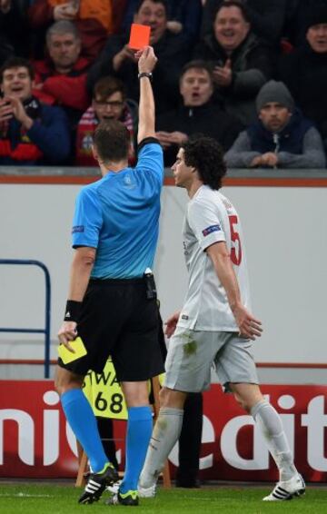 El árbitro Pavel Královec expulsó a Tiago.