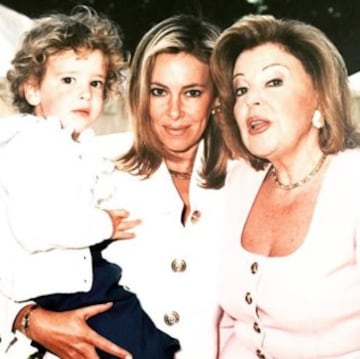 Ana Obregón, con su hijo y su madre. 