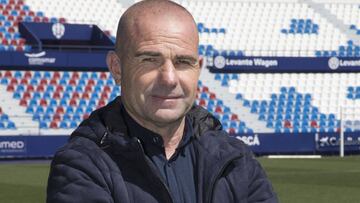 Paco L&oacute;pez. entrenador del Levante. 
 
 